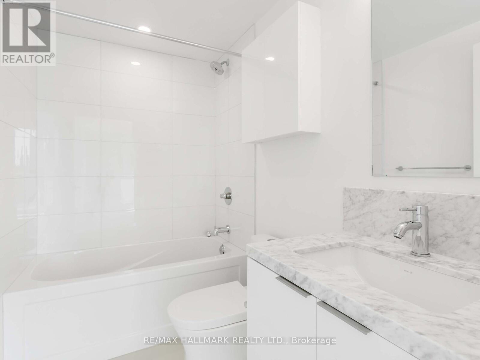 3217 - 230 Simcoe Street, Toronto, ON - Indoor Photo Showing Bathroom