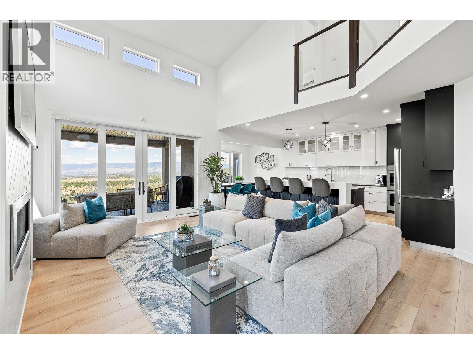 750 Kuipers Crescent, Kelowna, BC - Indoor Photo Showing Living Room