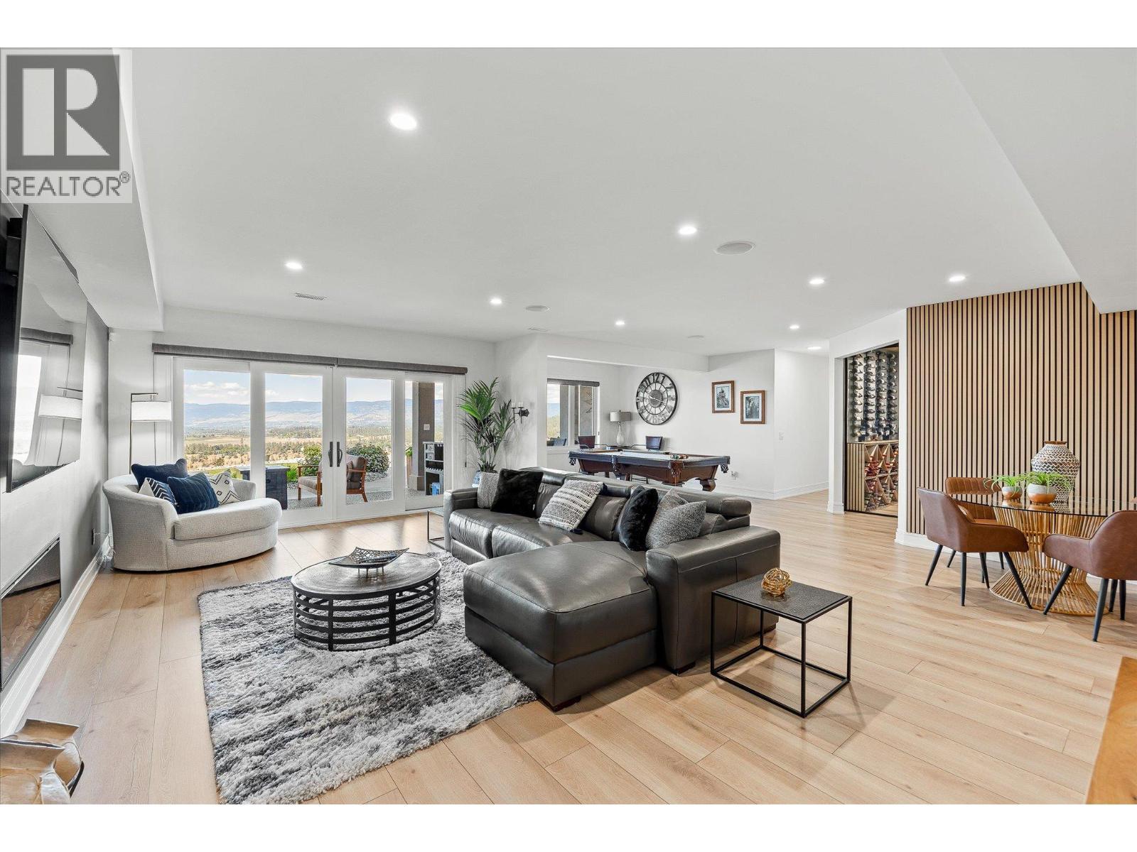 750 Kuipers Crescent, Kelowna, BC - Indoor Photo Showing Living Room