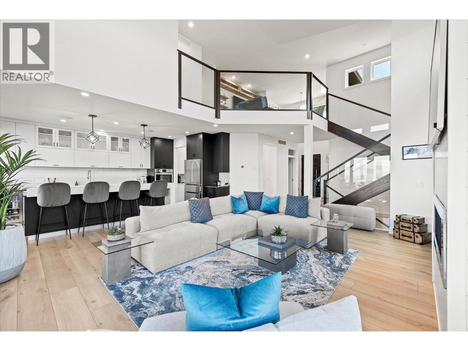 750 Kuipers Crescent, Kelowna, BC - Indoor Photo Showing Living Room