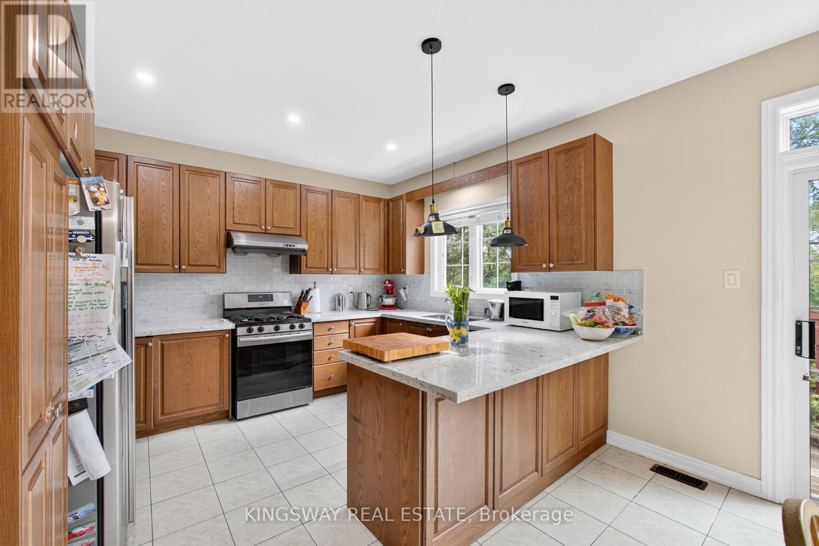 284 Holmes Crescent, Milton, ON - Indoor Photo Showing Kitchen With Double Sink