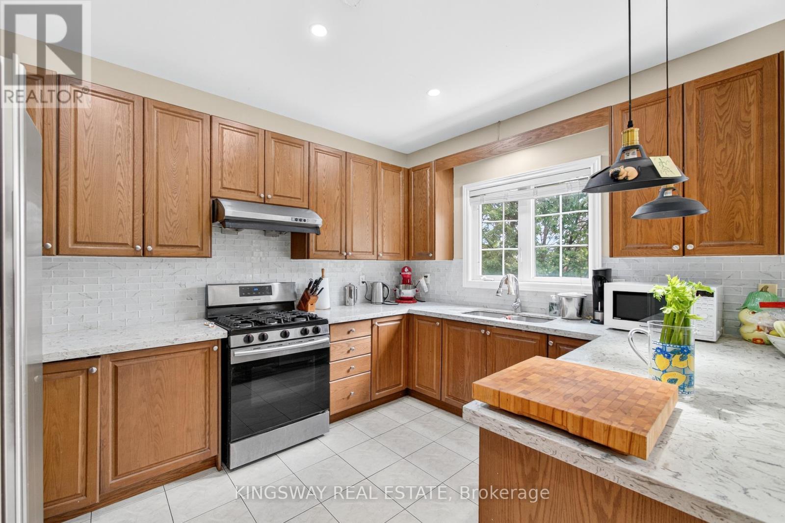 284 Holmes Crescent, Milton, ON - Indoor Photo Showing Kitchen