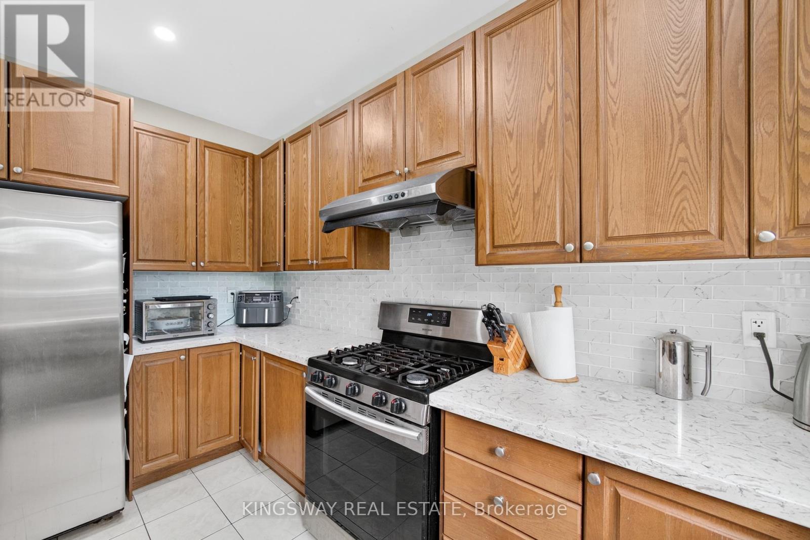 284 Holmes Crescent, Milton, ON - Indoor Photo Showing Kitchen