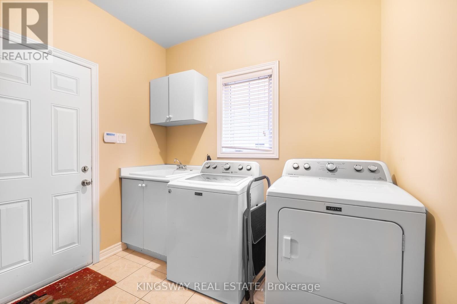 284 Holmes Crescent, Milton, ON - Indoor Photo Showing Laundry Room