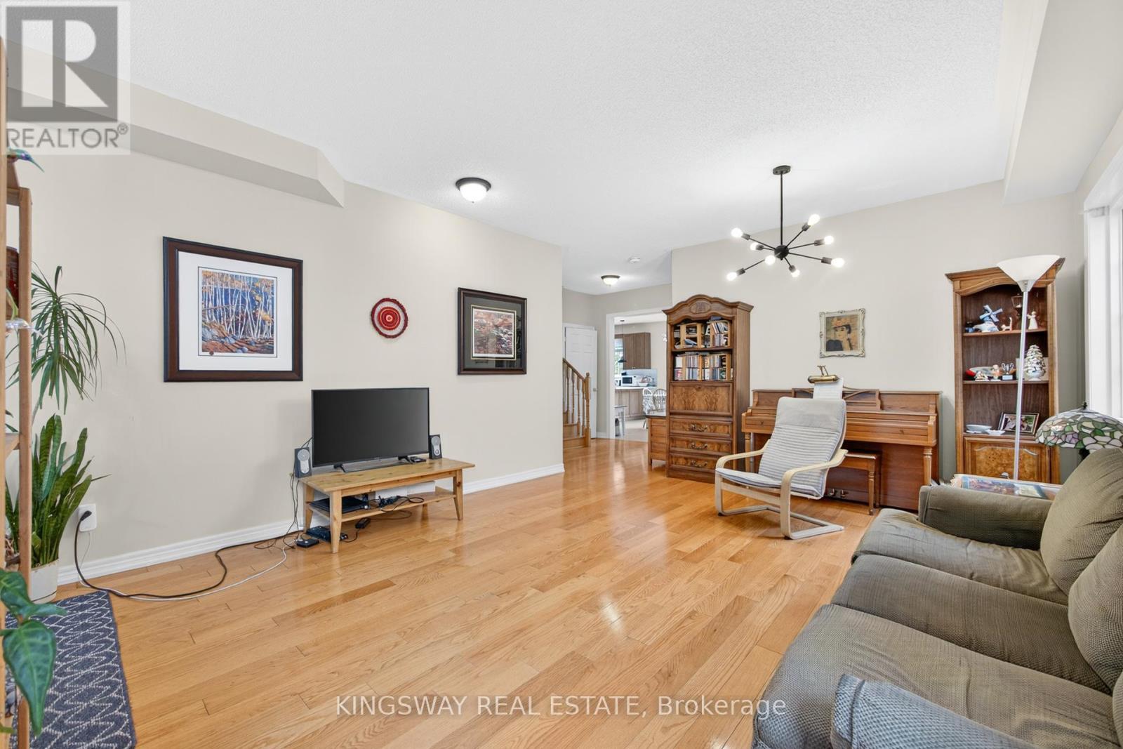 284 Holmes Crescent, Milton, ON - Indoor Photo Showing Living Room