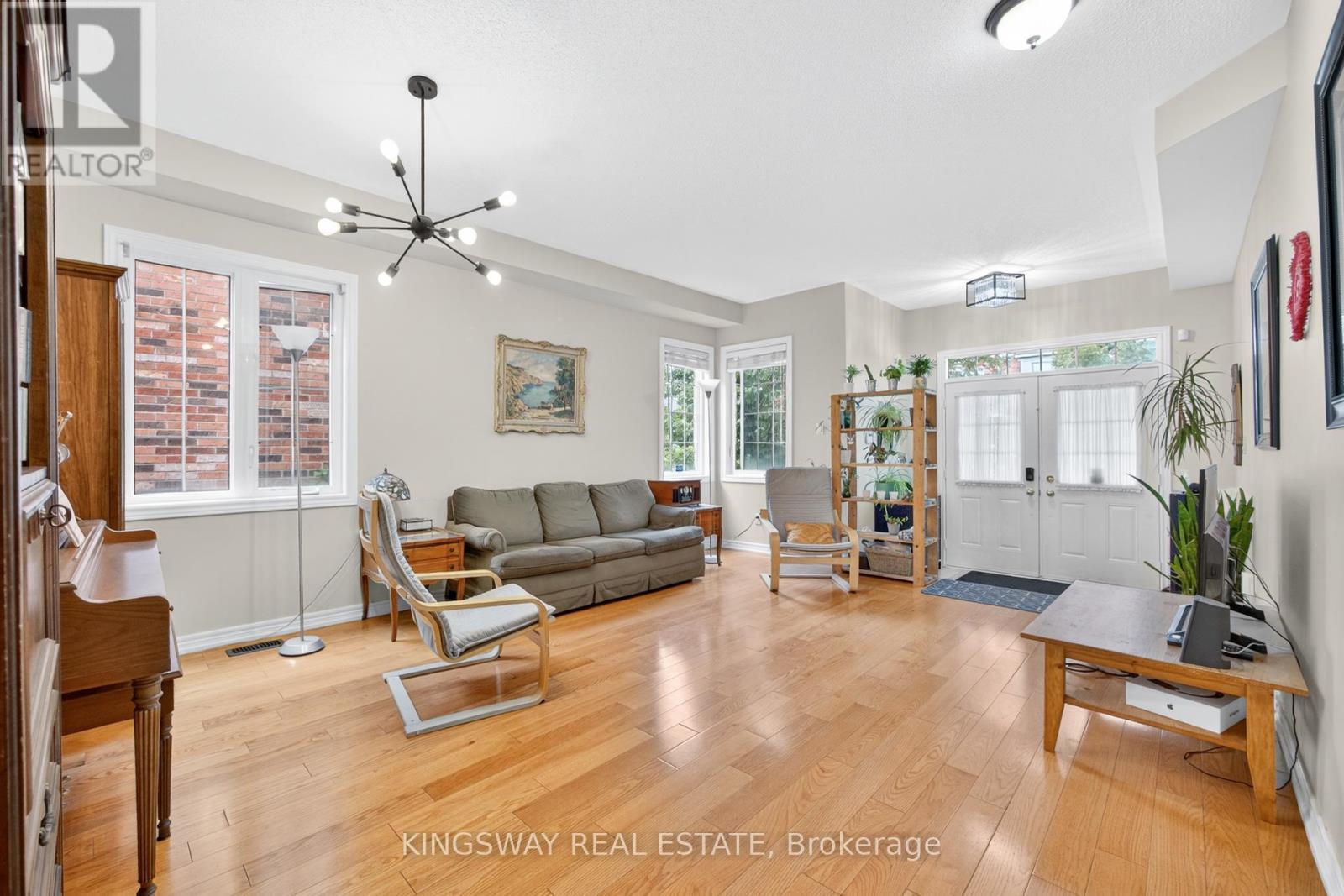284 Holmes Crescent, Milton, ON - Indoor Photo Showing Living Room