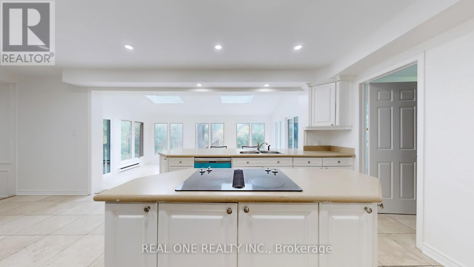 465 Woodland Acres Crescent, Vaughan, ON - Indoor Photo Showing Kitchen With Double Sink