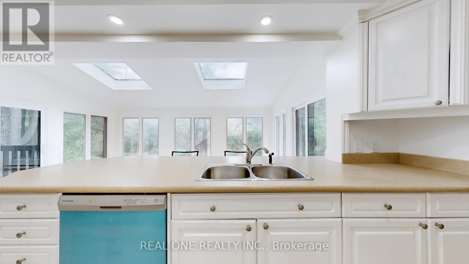 465 Woodland Acres Crescent, Vaughan, ON - Indoor Photo Showing Kitchen With Double Sink