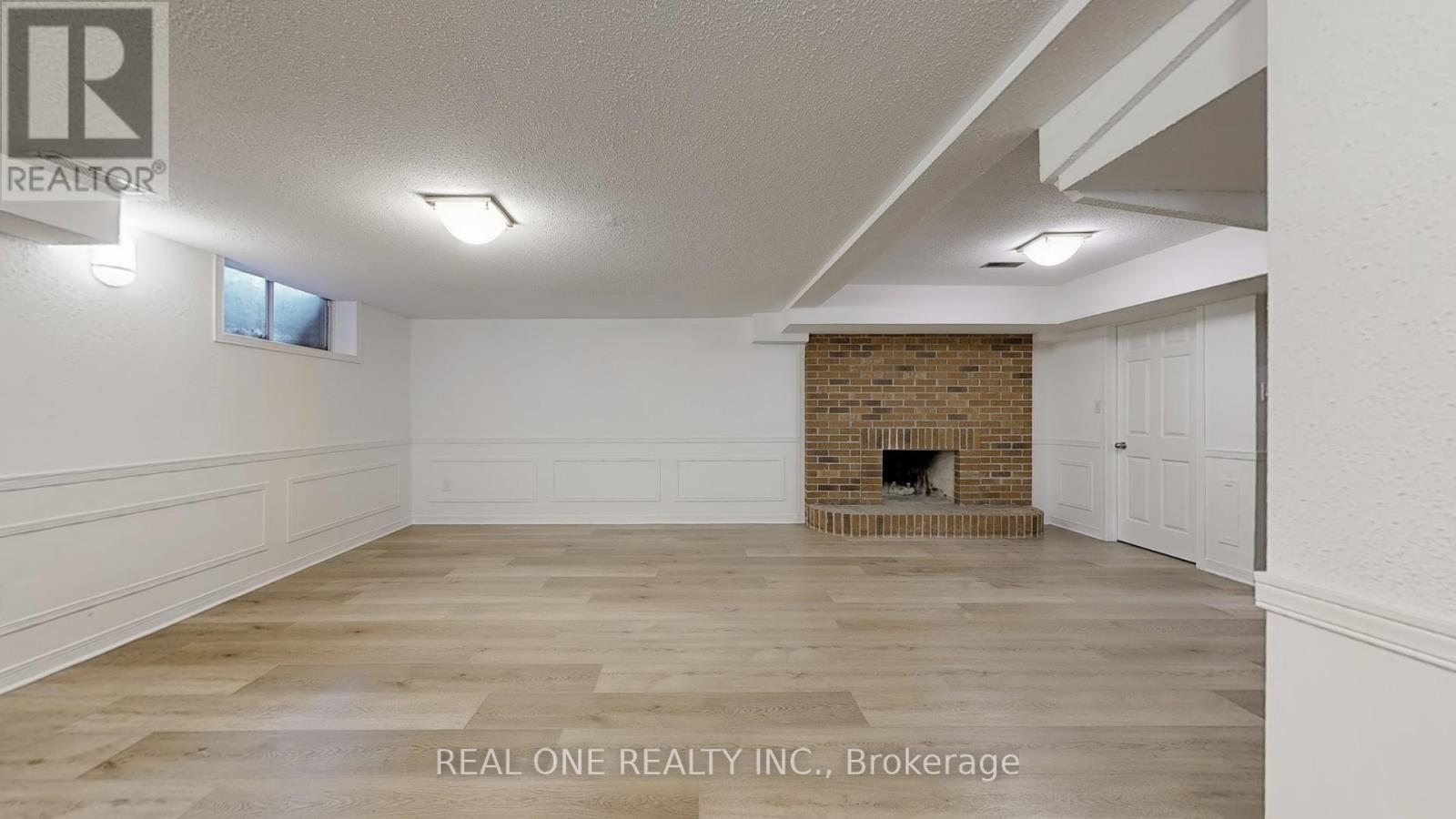 465 Woodland Acres Crescent, Vaughan, ON - Indoor Photo Showing Other Room With Fireplace