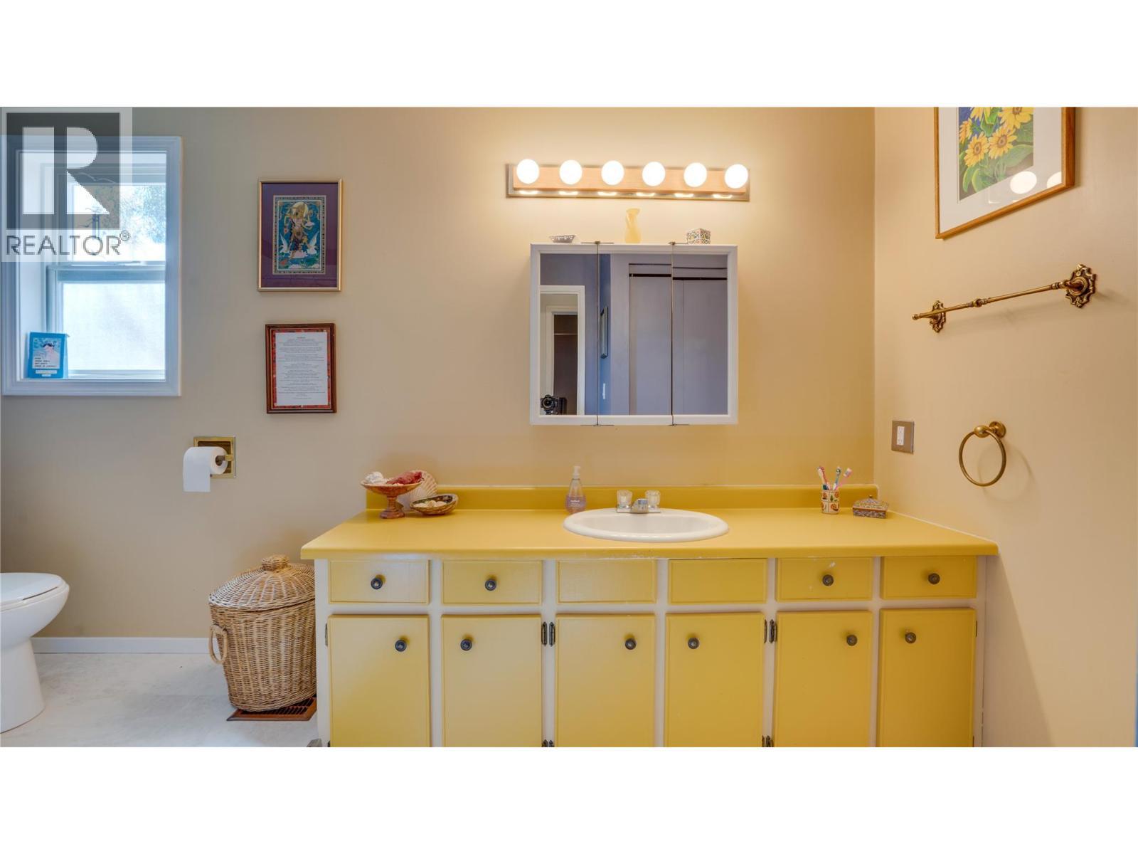 700 Bass Avenue, Enderby, BC - Indoor Photo Showing Bathroom