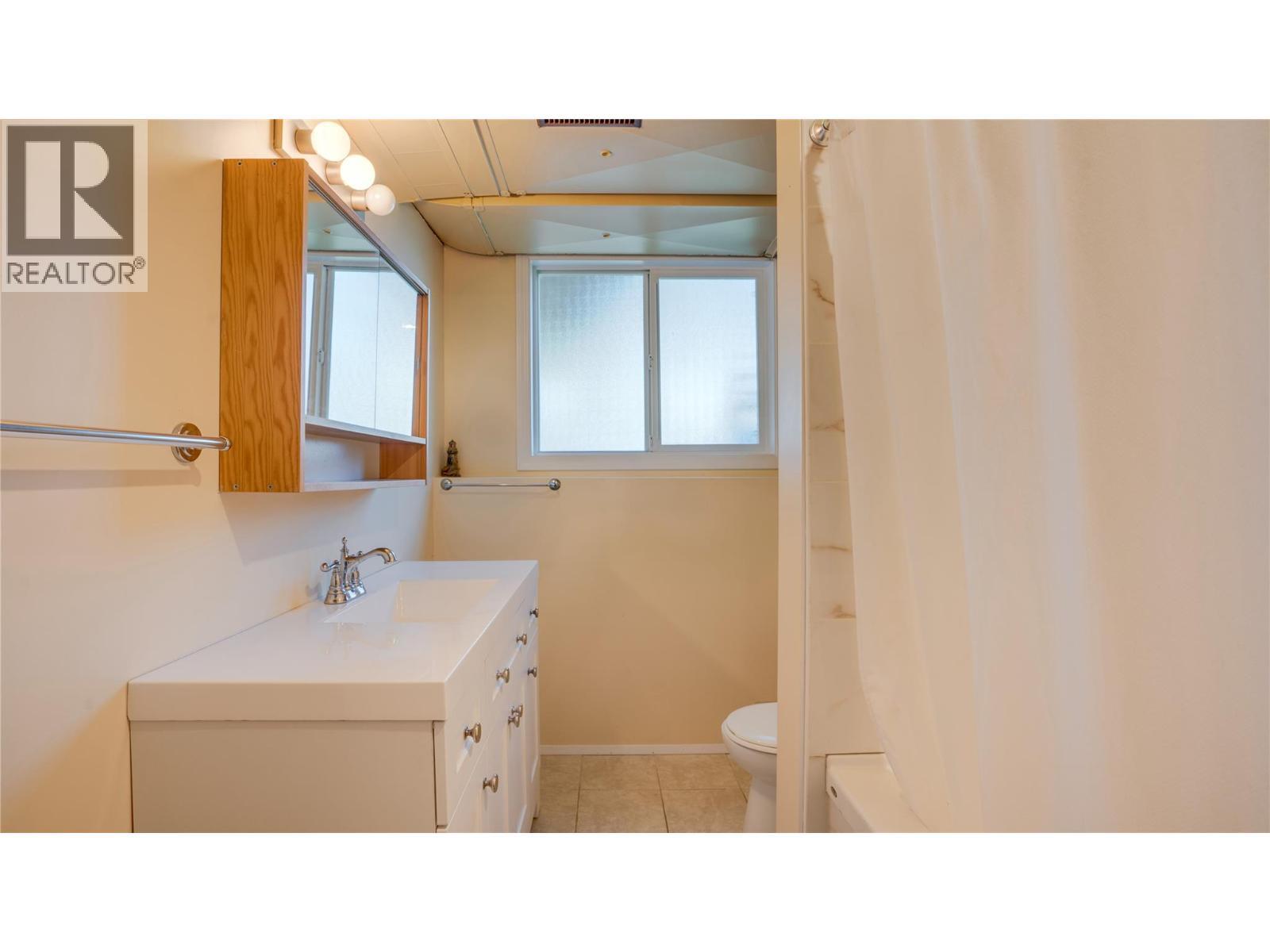 700 Bass Avenue, Enderby, BC - Indoor Photo Showing Bathroom