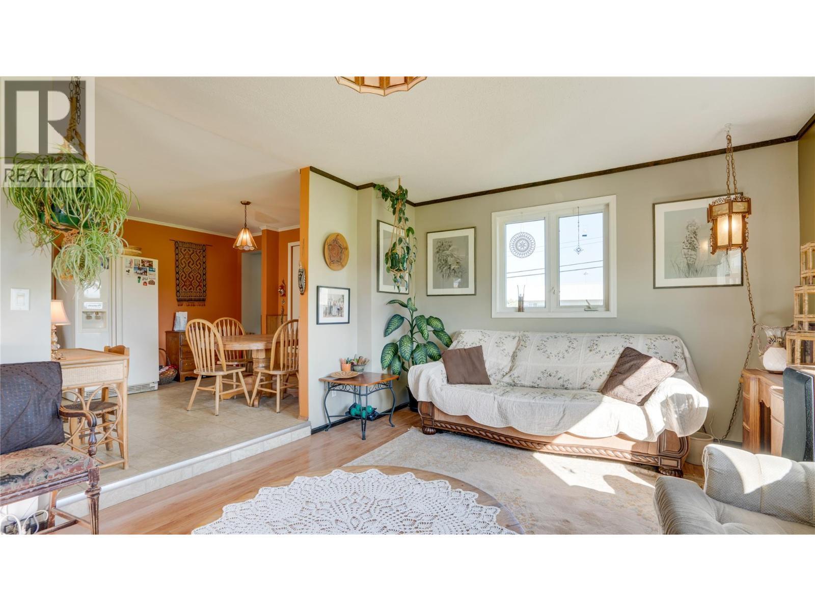 700 Bass Avenue, Enderby, BC - Indoor Photo Showing Living Room