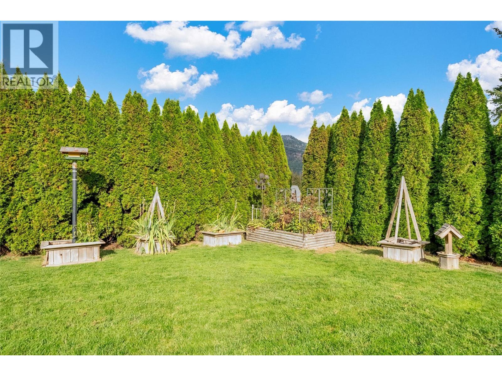Private front yard - 2462 Leisure Road, Blind Bay, BC - Outdoor