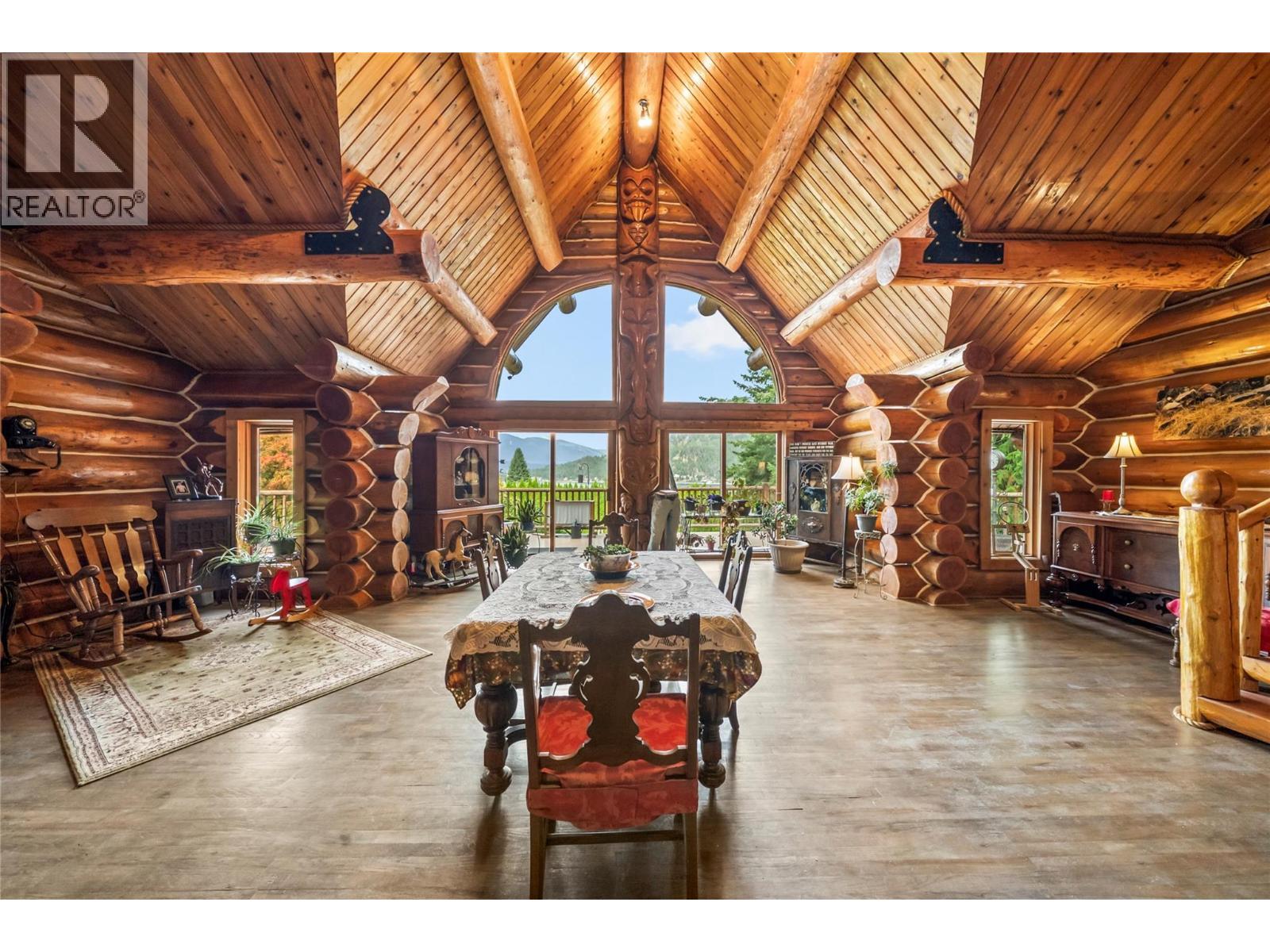 Great room with custom hand carved Totem Pole - 2462 Leisure Road, Blind Bay, BC - Indoor