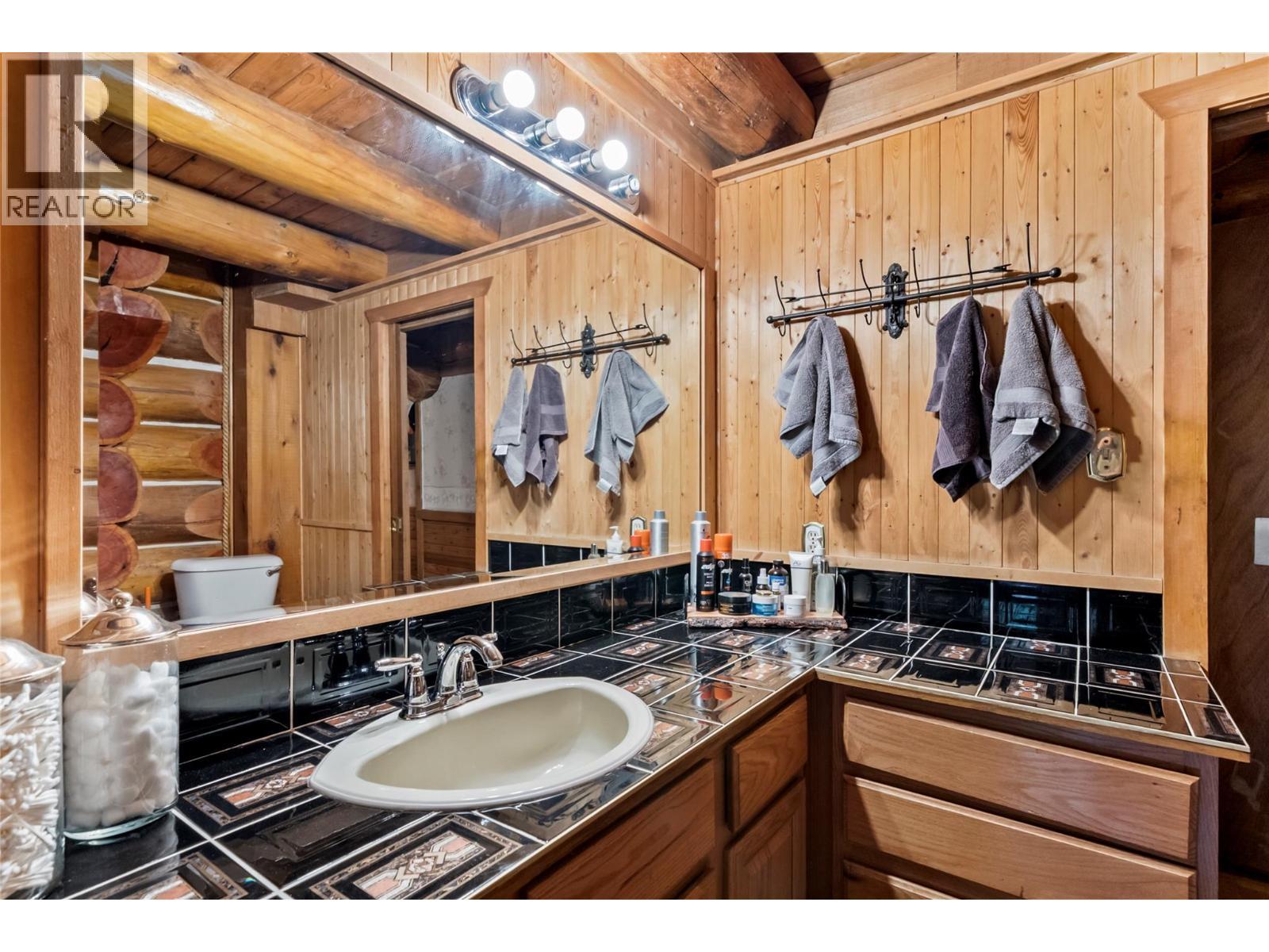2462 Leisure Road, Blind Bay, BC - Indoor Photo Showing Bathroom