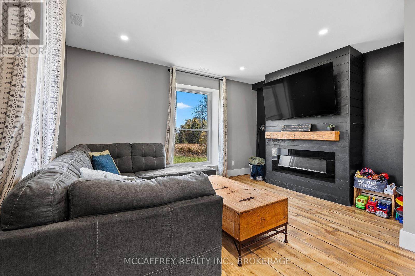 1050 Callaghan Road, Tyendinaga (Tyendinaga Township), ON - Indoor Photo Showing Living Room With Fireplace