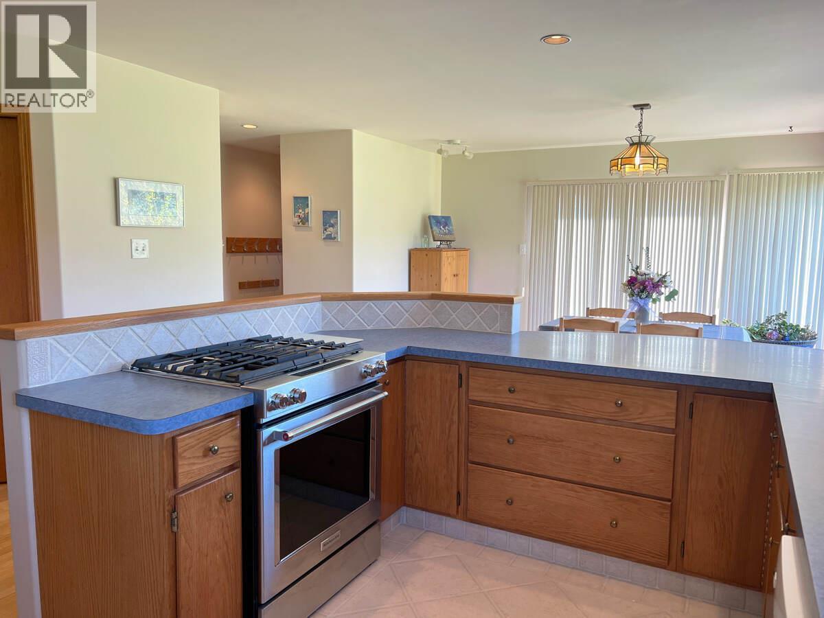 2719 Davidson Road, Shoreacres, BC - Indoor Photo Showing Kitchen