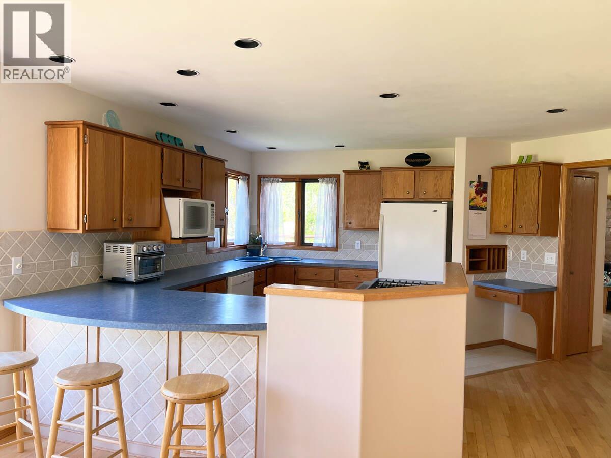 2719 Davidson Road, Shoreacres, BC - Indoor Photo Showing Kitchen