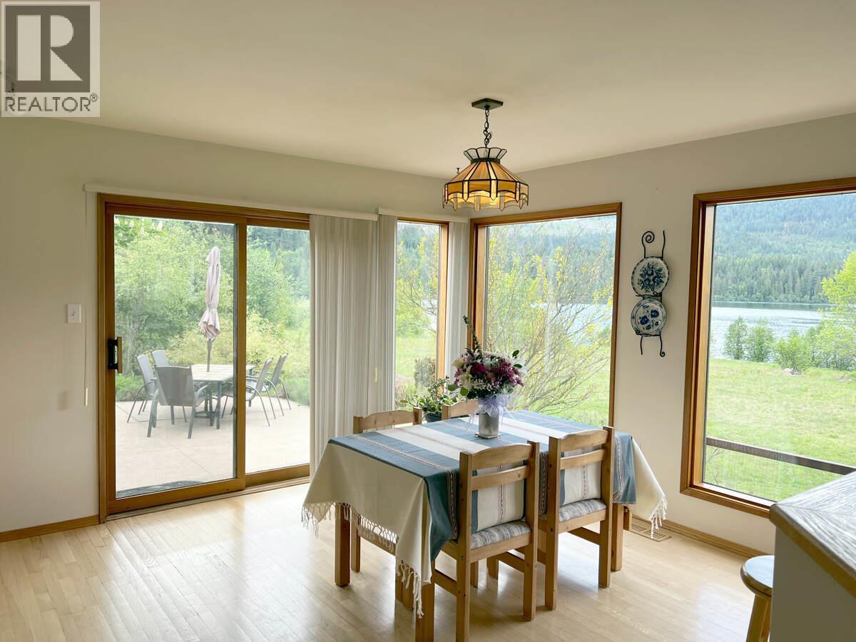 2719 Davidson Road, Shoreacres, BC - Indoor Photo Showing Dining Room