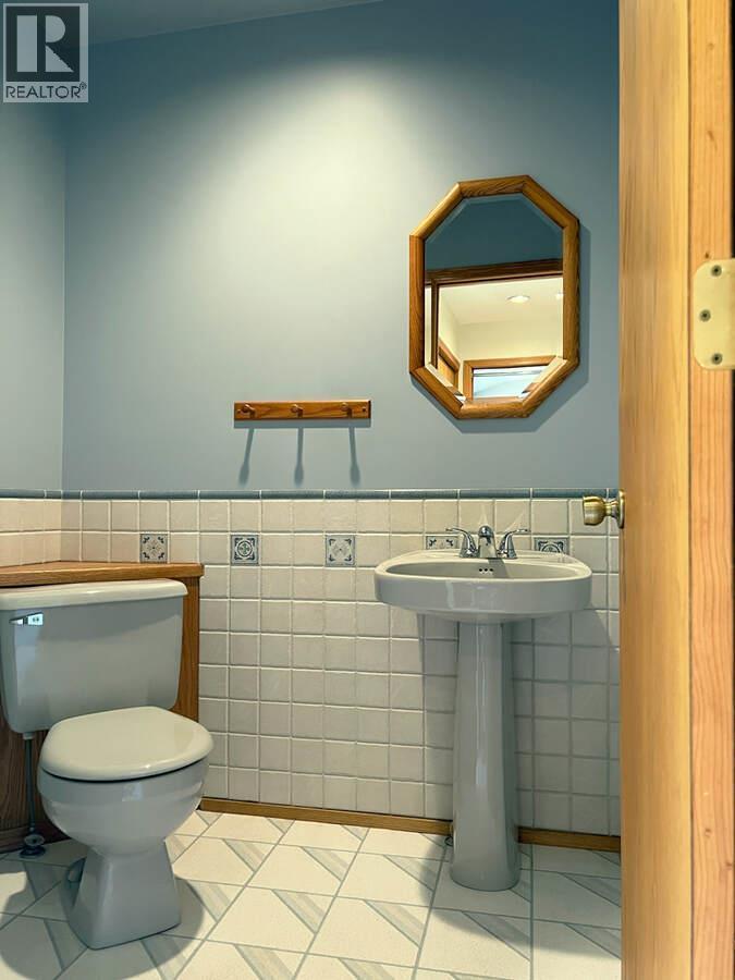 2719 Davidson Road, Shoreacres, BC - Indoor Photo Showing Bathroom