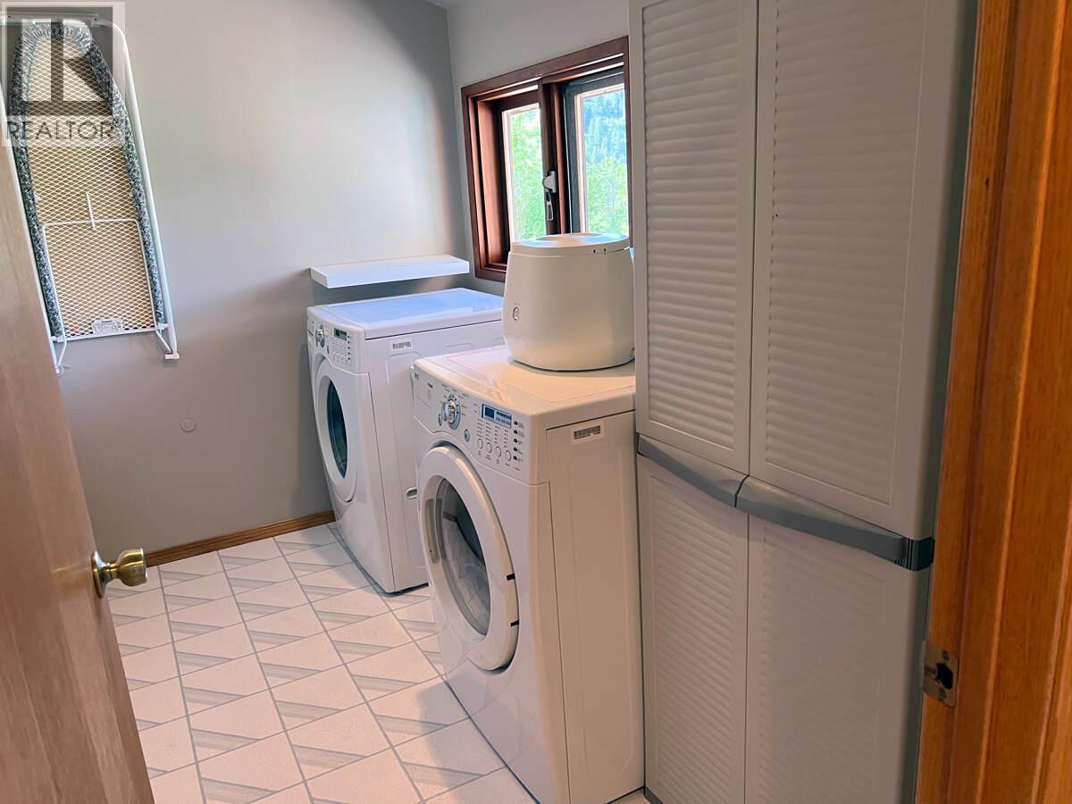 2719 Davidson Road, Shoreacres, BC - Indoor Photo Showing Laundry Room