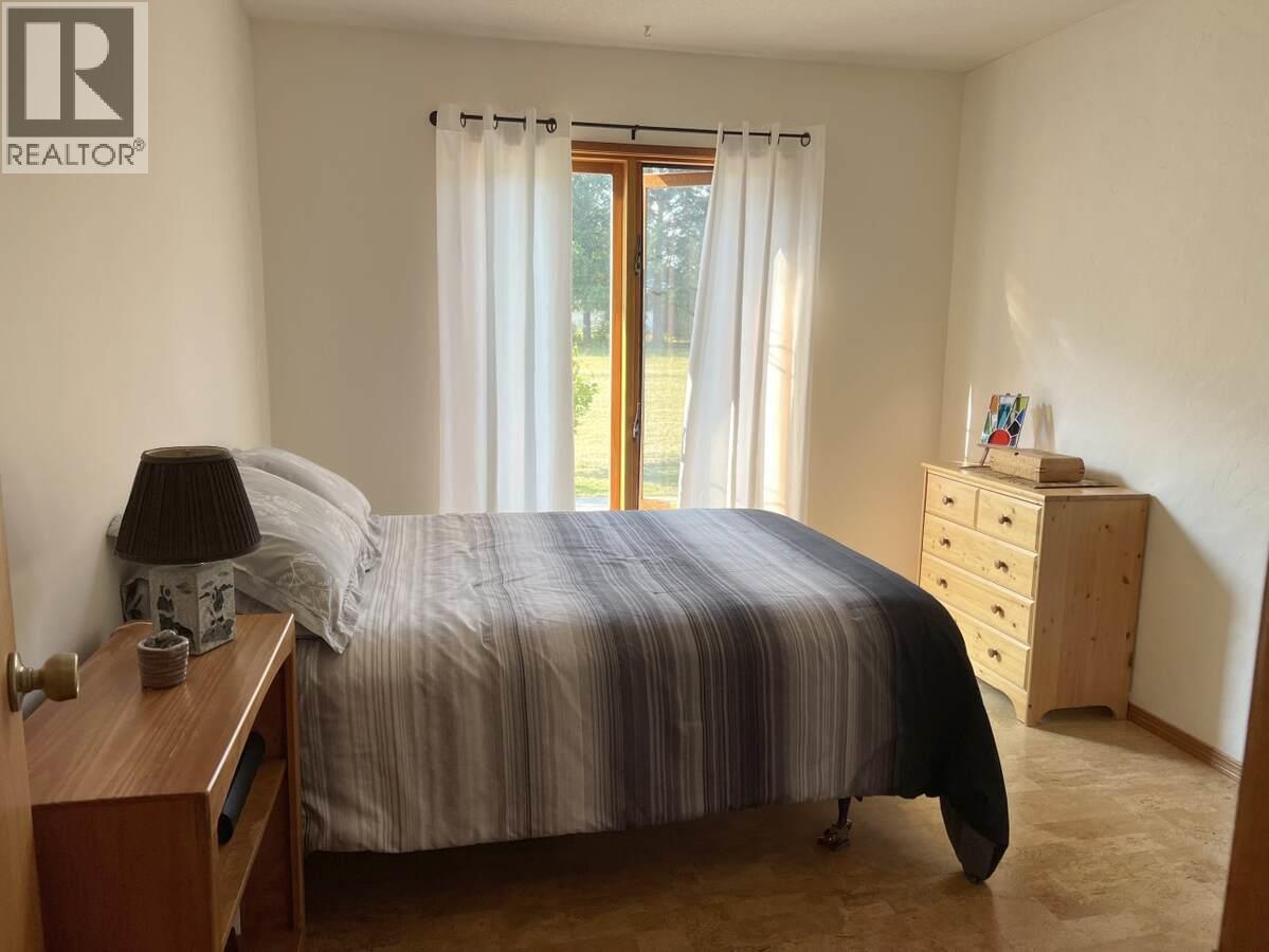 2719 Davidson Road, Shoreacres, BC - Indoor Photo Showing Bedroom