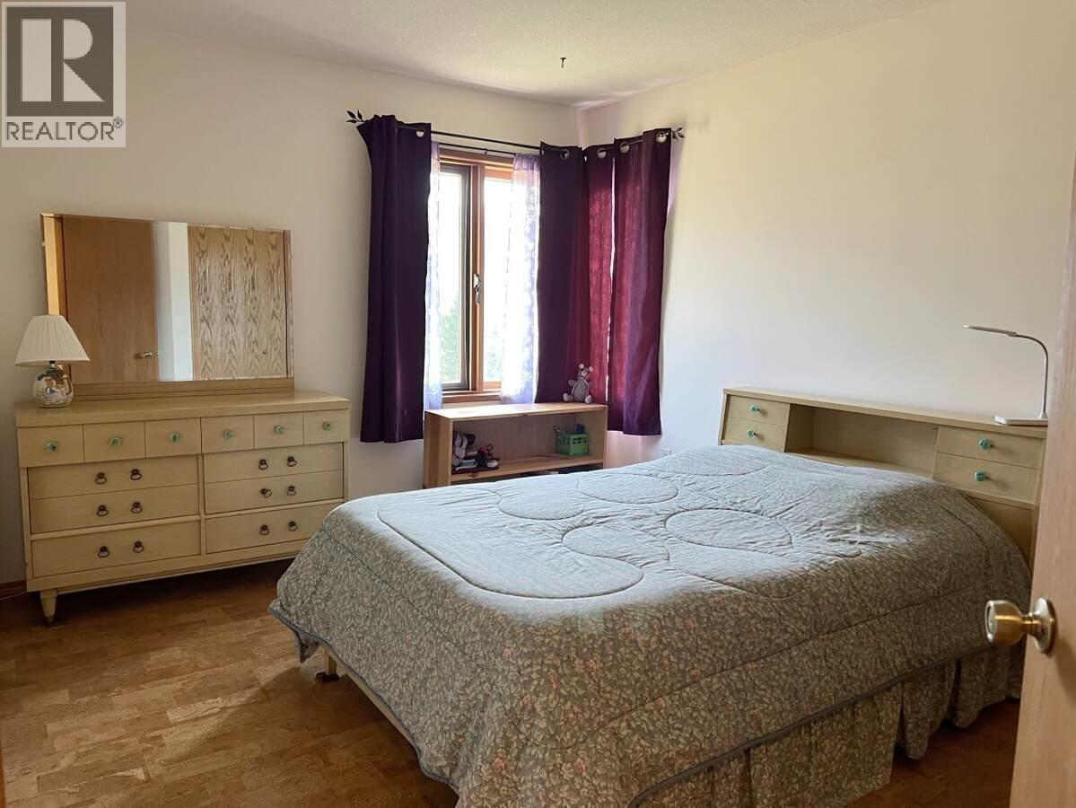 2719 Davidson Road, Shoreacres, BC - Indoor Photo Showing Bedroom