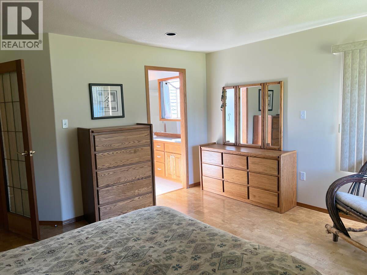 2719 Davidson Road, Shoreacres, BC - Indoor Photo Showing Bedroom
