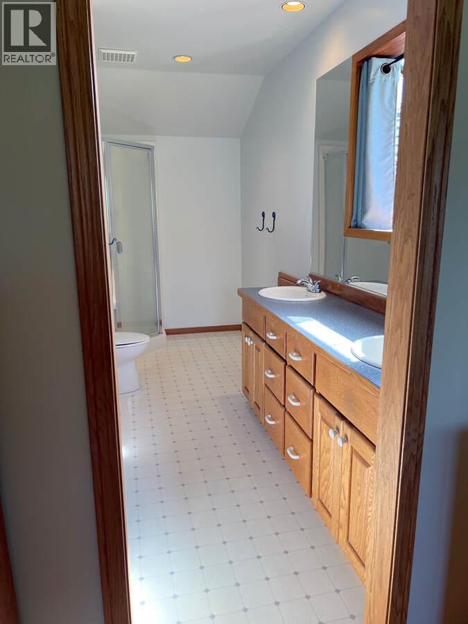 2719 Davidson Road, Shoreacres, BC - Indoor Photo Showing Bathroom