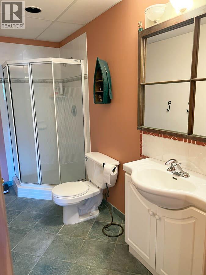 2719 Davidson Road, Shoreacres, BC - Indoor Photo Showing Bathroom