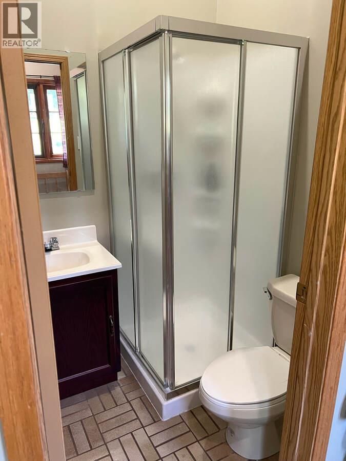 2719 Davidson Road, Shoreacres, BC - Indoor Photo Showing Bathroom