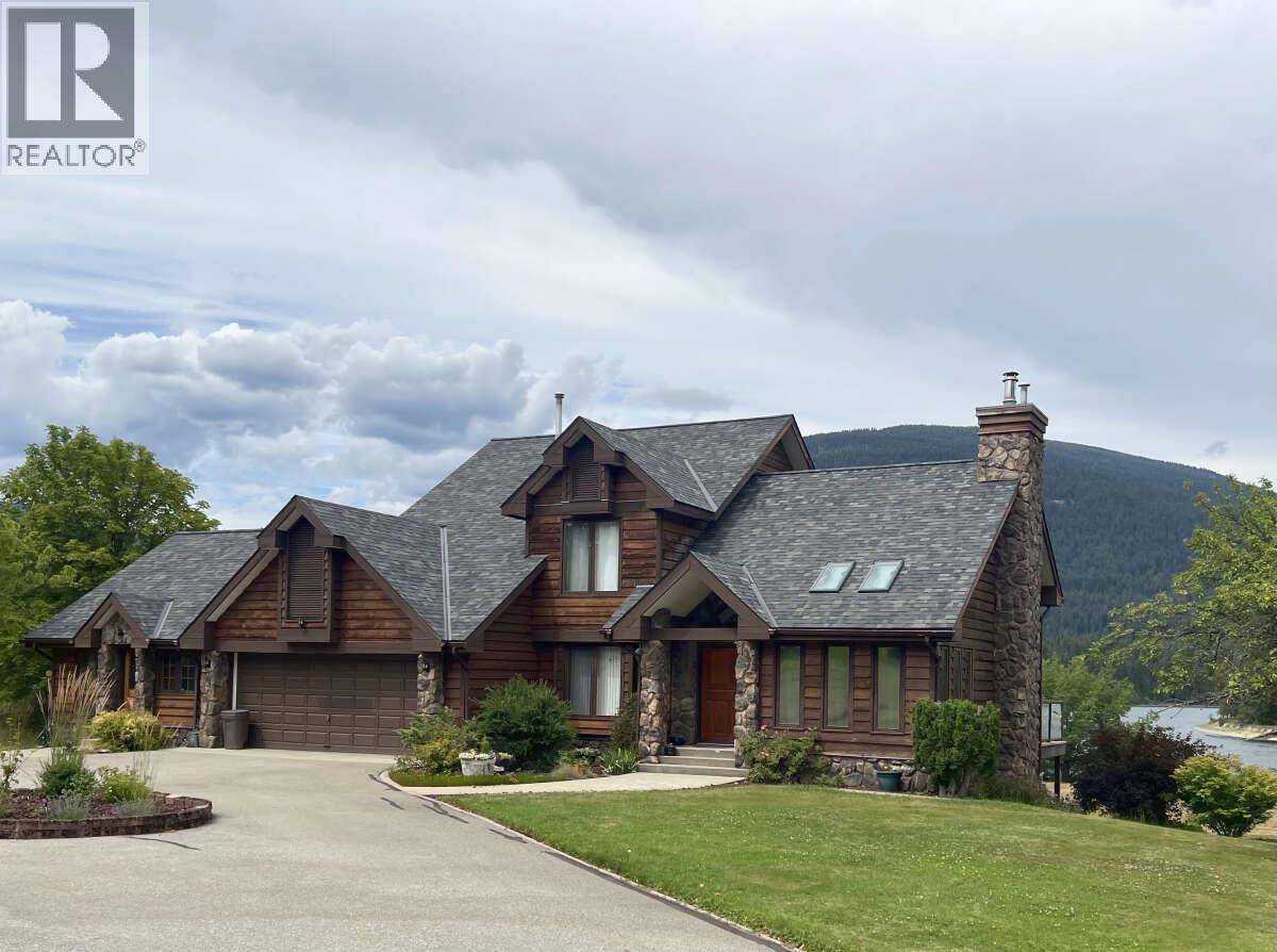 2719 Davidson Road, Shoreacres, BC - Outdoor With Facade