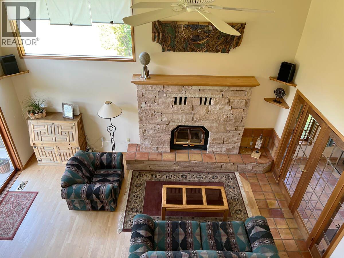 2719 Davidson Road, Shoreacres, BC - Indoor Photo Showing Living Room With Fireplace