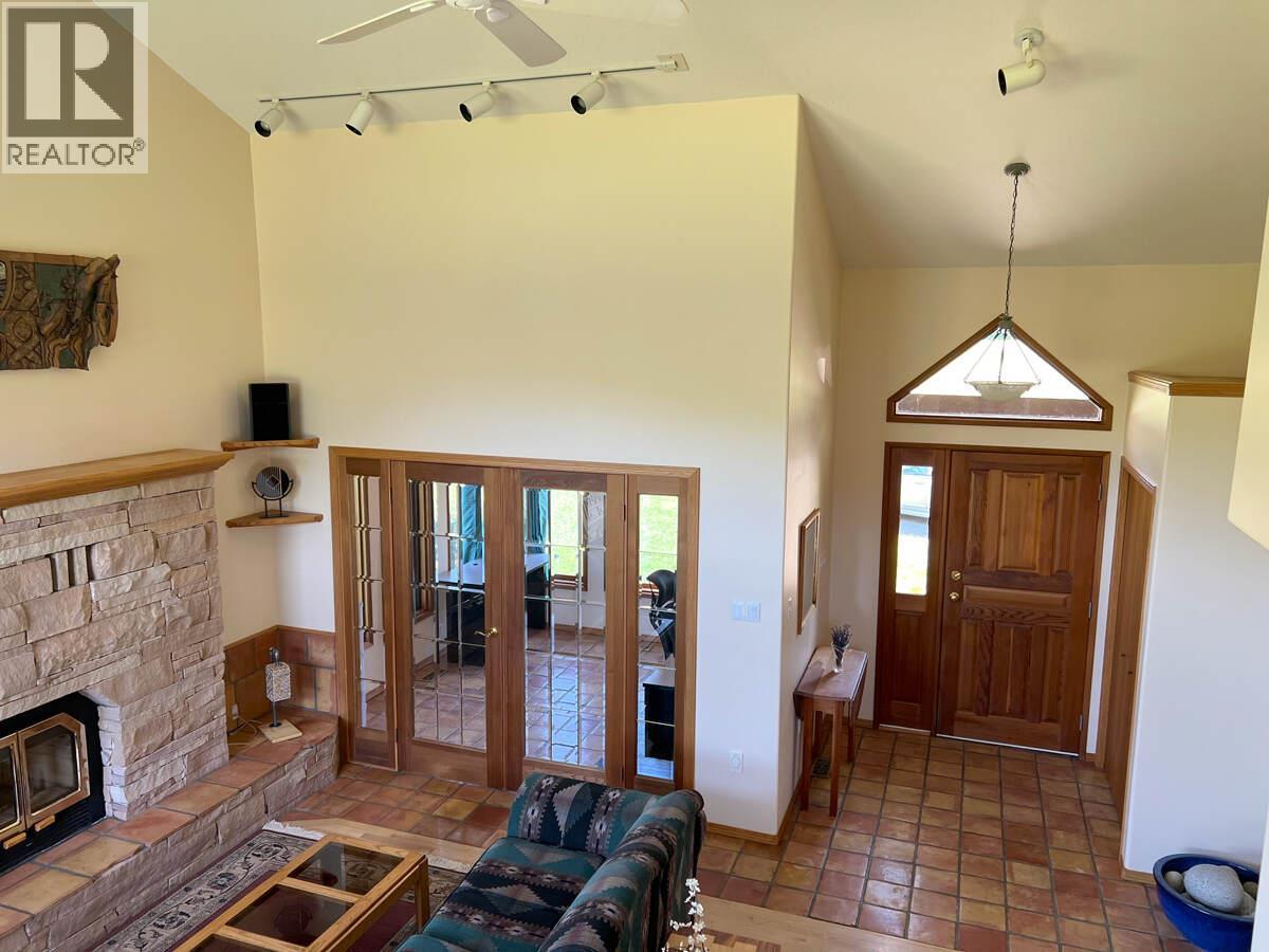 2719 Davidson Road, Shoreacres, BC - Indoor Photo Showing Living Room With Fireplace