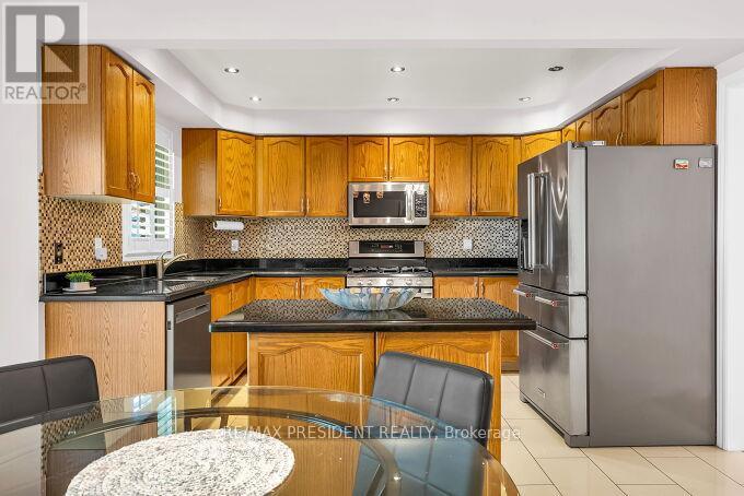 1466 Willowvale Gardens, Mississauga, ON - Indoor Photo Showing Kitchen