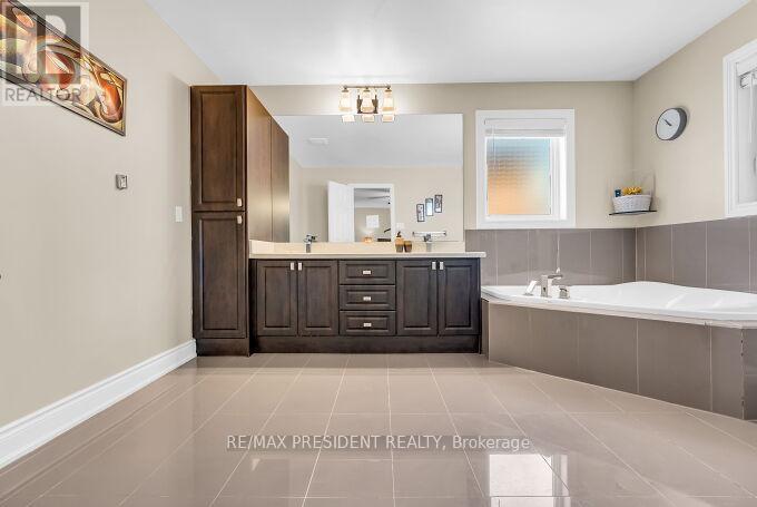 1466 Willowvale Gardens, Mississauga, ON - Indoor Photo Showing Bathroom