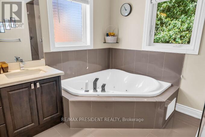 1466 Willowvale Gardens, Mississauga, ON - Indoor Photo Showing Bathroom