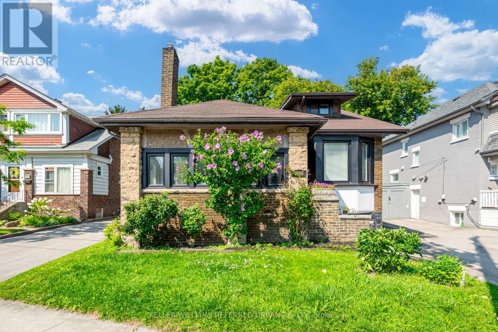 Lower - 2556 Lake Shore Boulevard W, Toronto, ON - Outdoor With Facade