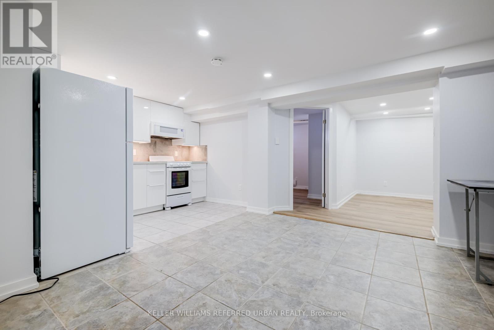 Lower - 2556 Lake Shore Boulevard W, Toronto, ON - Indoor Photo Showing Kitchen
