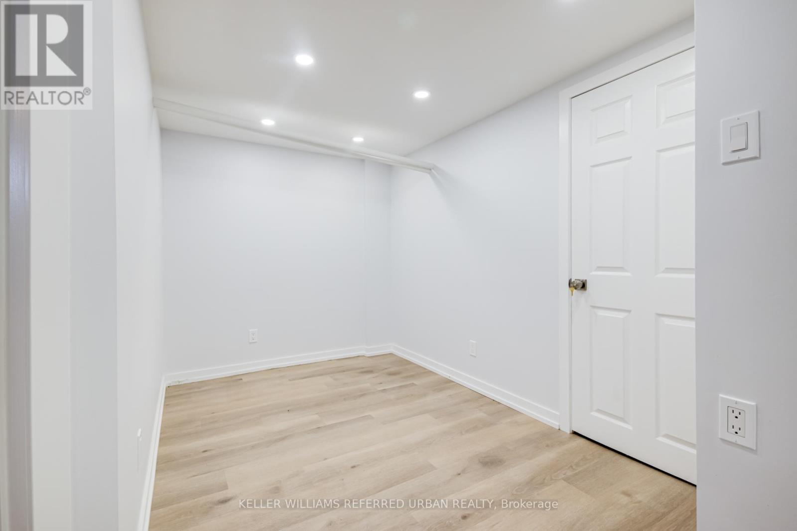 Lower - 2556 Lake Shore Boulevard W, Toronto, ON - Indoor Photo Showing Other Room