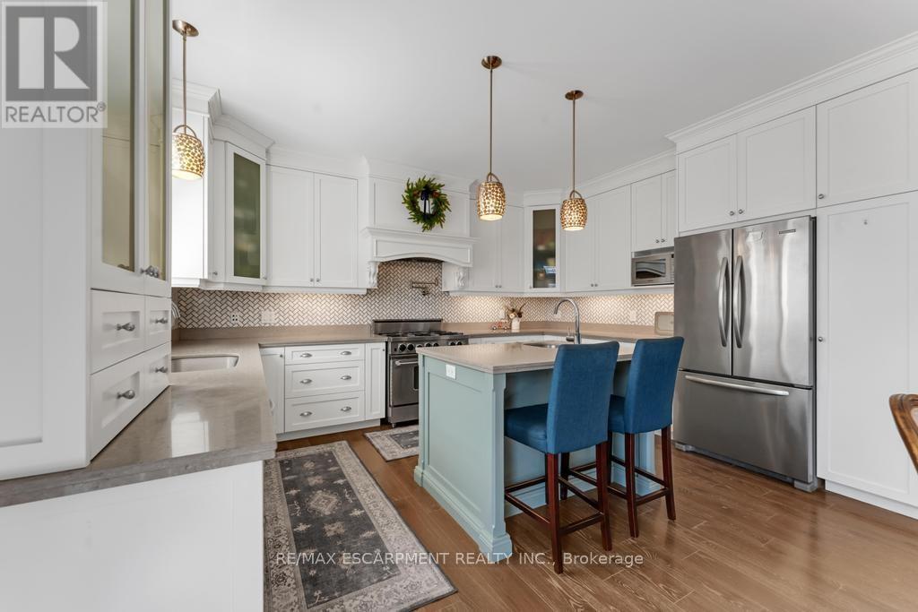 236 Mother'S Street, Hamilton, ON - Indoor Photo Showing Kitchen With Upgraded Kitchen