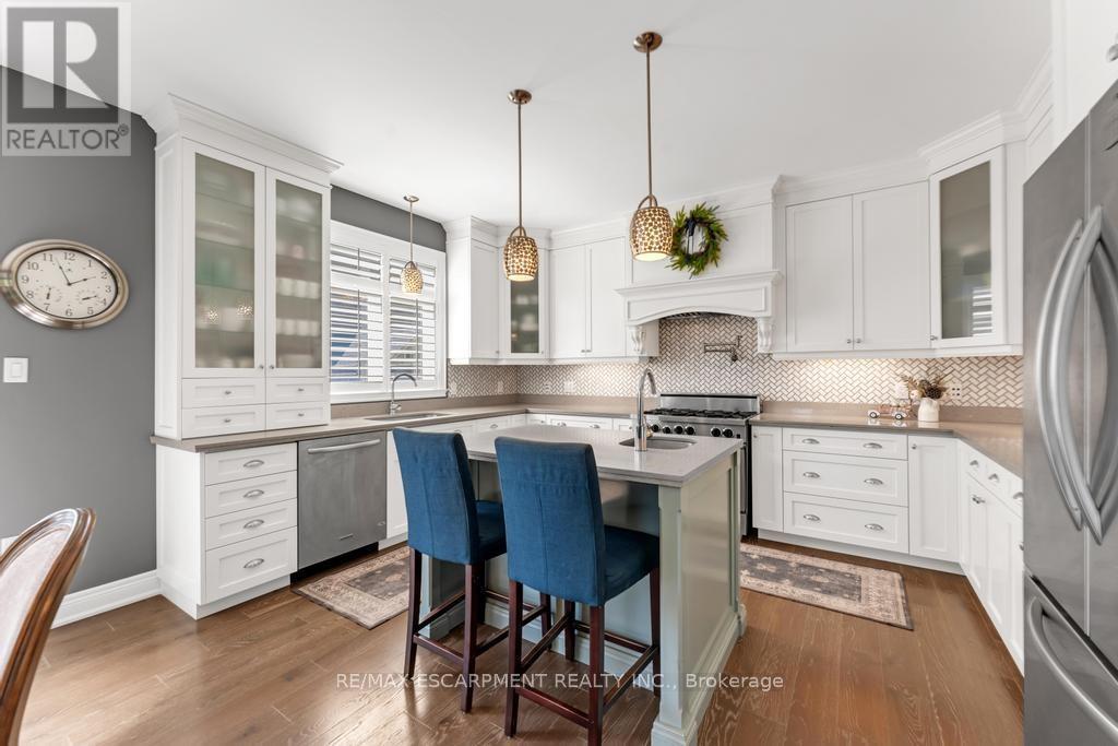 236 Mother'S Street, Hamilton, ON - Indoor Photo Showing Kitchen With Upgraded Kitchen