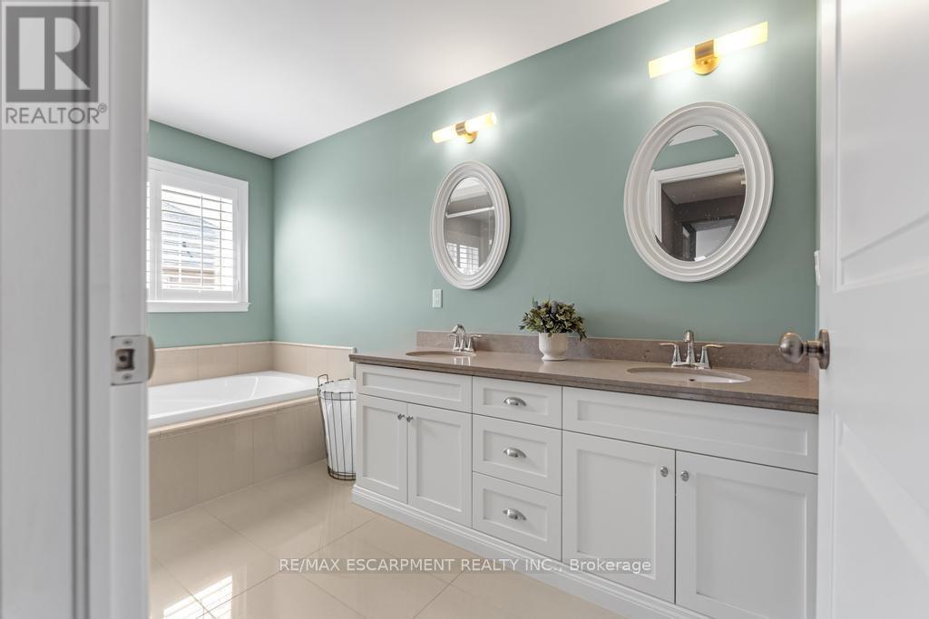 236 Mother'S Street, Hamilton, ON - Indoor Photo Showing Bathroom