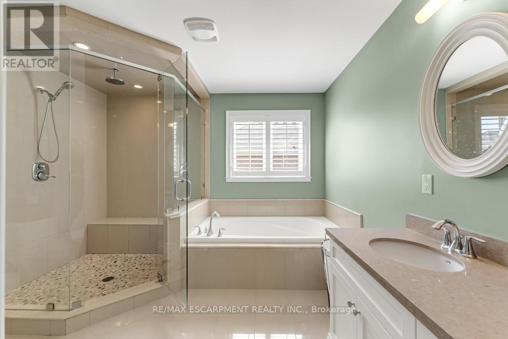 236 Mother'S Street, Hamilton, ON - Indoor Photo Showing Bathroom