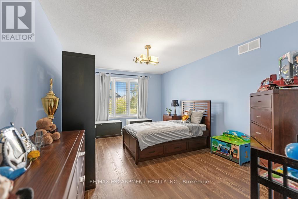 236 Mother'S Street, Hamilton, ON - Indoor Photo Showing Bedroom