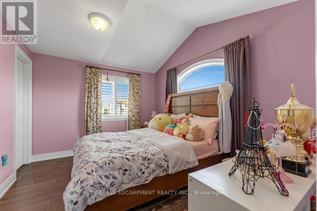 236 Mother'S Street, Hamilton, ON - Indoor Photo Showing Bedroom