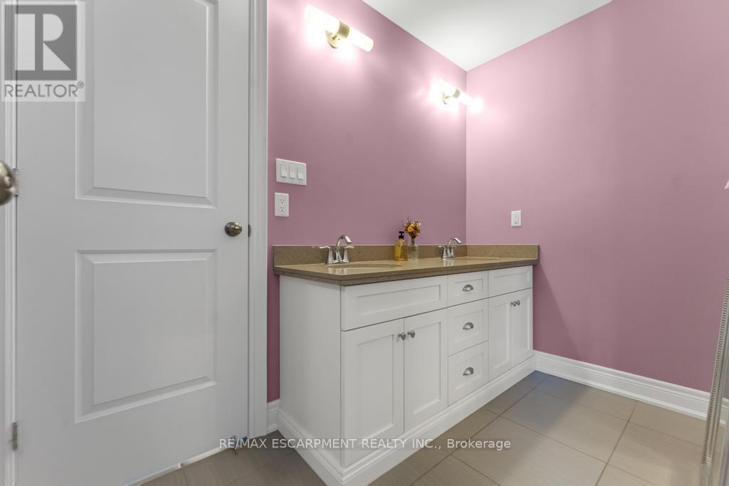 236 Mother'S Street, Hamilton, ON - Indoor Photo Showing Bathroom