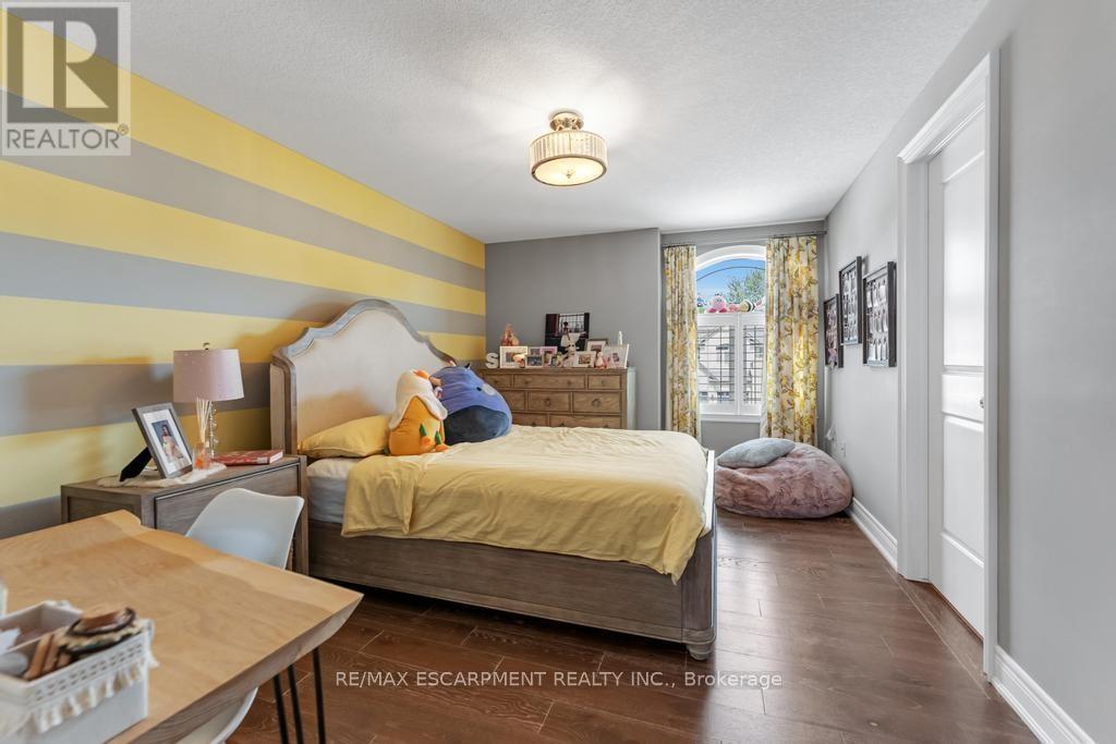 236 Mother'S Street, Hamilton, ON - Indoor Photo Showing Bedroom