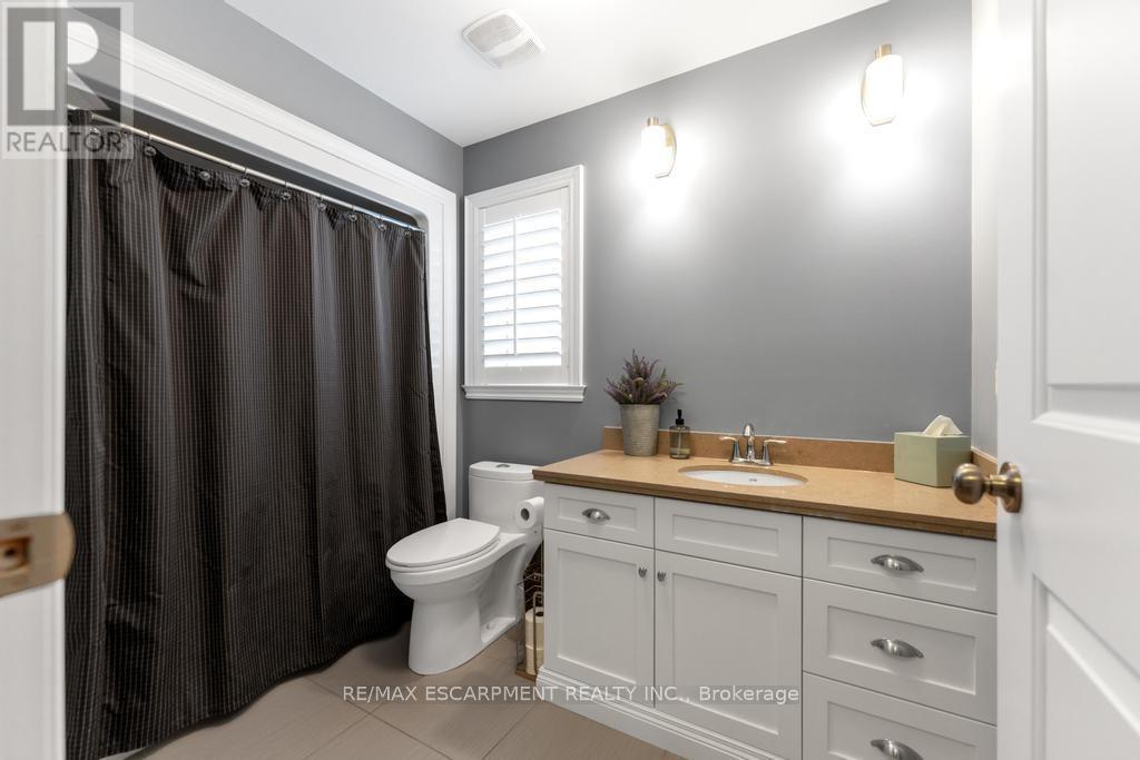 236 Mother'S Street, Hamilton, ON - Indoor Photo Showing Bathroom