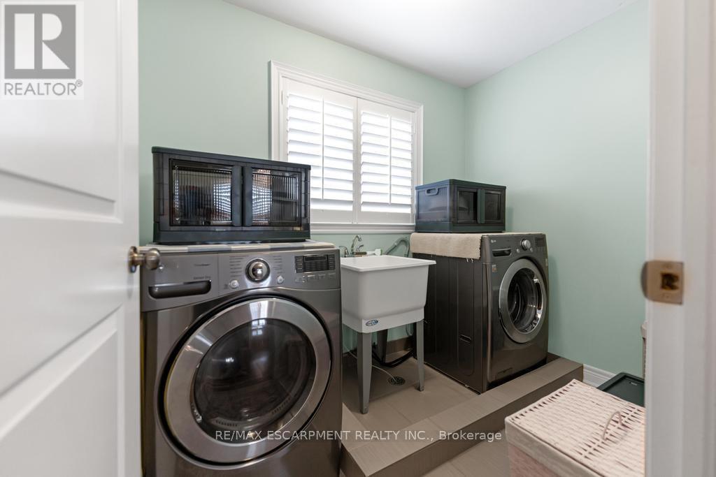 236 Mother'S Street, Hamilton, ON - Indoor Photo Showing Laundry Room